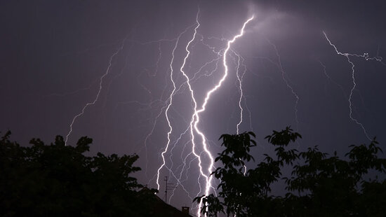 Ein Blitz am dunklen Himmel Ein Blitz am dunklen Himmel